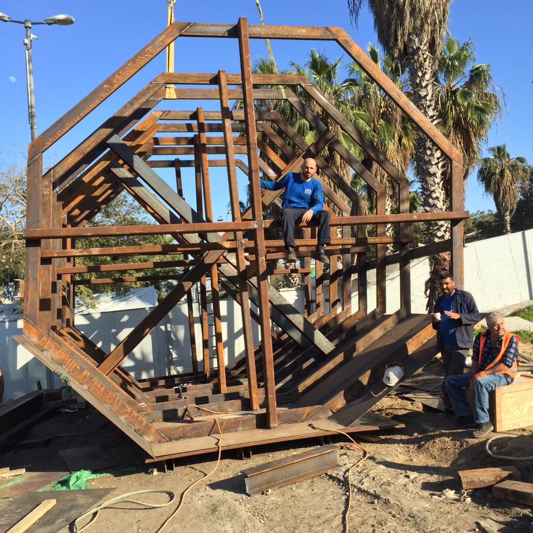 ביצוע עבודת מסגרות כבדה 